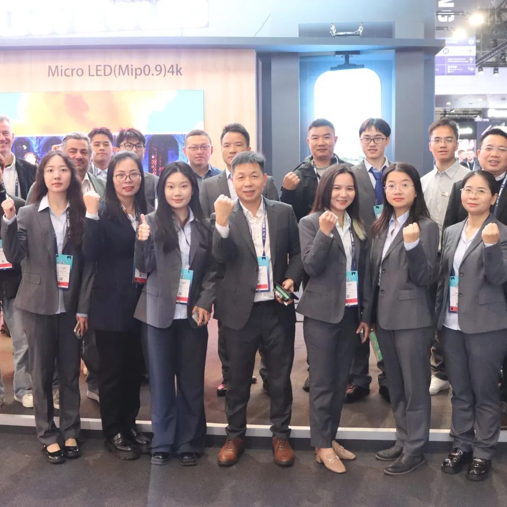 Đội ngũ triển lãm quốc tế của Uniview LED làm việc với khách hàng màn hình LED