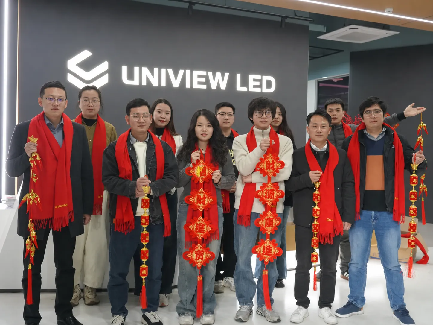 Đội ngũ kinh doanh và kỹ thuật Uniview LED hỗ trợ dự án màn hình LED quốc tế
